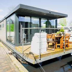 stylish Houseboat 2 bedrooms near Giethoorn