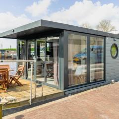 Family Oasis: Houseboat near Giethoorn