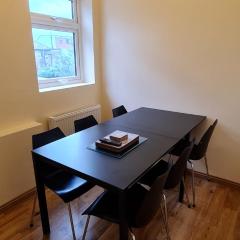 London Luxury 3 bedroom large apartment, aircon, free parking, station 4 mins walk
