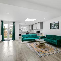 Spacious Detached House with 7 Beds Includes Ping Pong and Pool Table Sleeps 14 Free Parking