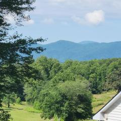 Mountain View Bungalow Near Breweries, Trails, Pool and Waterfalls