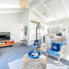Stylish Beach House Retreat - Close to River & Shops