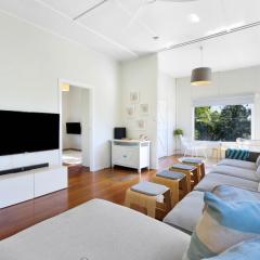 2-Bed Beach House in Burleigh Heads Amidst Nature