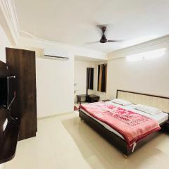 Hotel Chandram - 450mtr I 10min walking from ShreeNath Ji temple Nathdwara 966o9o1oo6