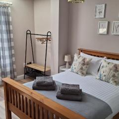 Rooms with en-suite in shared 3 bedroom flat