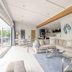 Luxury Lodge with Hot Tub in Windsor Marina