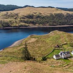 Stunning 5BR Farmhouse on Idylic Loch Tralaig - Innie House