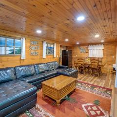 6 Mi to Town Robbinsville Apt with Deck and Grill