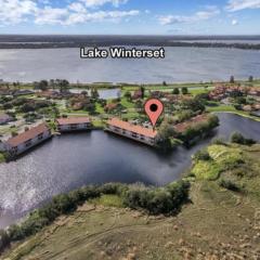Lakefront Retreat In Winterset