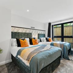 Stylish Abode in Leeds - Games Room - Parking