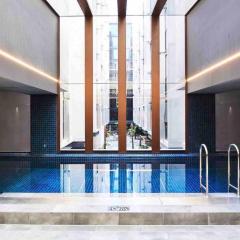 Midnight Luxe 2BR 2Bath 2Car 528 in the heart of Braddon Pool Sauna Gym Secure Parking Wifi Wine