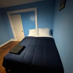Fidelia Diamond Room Queen Bed Minutes from Newark Liberty International Airport and Newark Penn Station