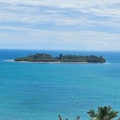 The view padang, Amazing view, 8 mins Mentawai fast ferry, cold beer,close to restaurants