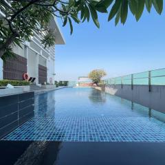 1BR Luxury Condo Prime Ratchada Sky Pool & Gym