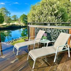 Black Swan Cottage - Unique riverfront living