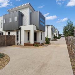 Stunning Luxury Townhome Walk to Beach & Shops