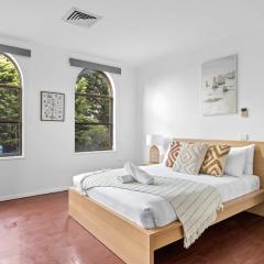 Luxe Ensuite Queen Room - Close to Stations & Shops