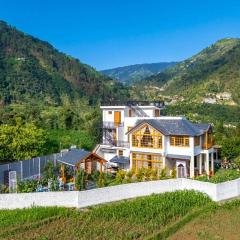 StayVista at The Oakridge Luxury 4 BHK villa in Dharamshala with Jacuzzi & Balcony