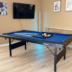 Heart of Las Vegas 8 Beds, Pool Table, BBQ!