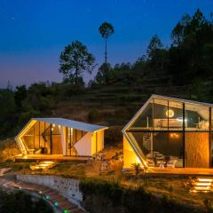 StayVista at Luna Nova with Outdoor Pool - Ranikhet