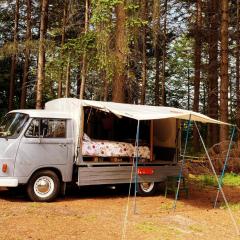 Kingsize Bed on Wheels en Tiny Red House