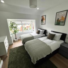 Inspira Stays - Spacious Modern House in Leicester - Xbox & Table Football - Private Driveway - Large Bedrooms