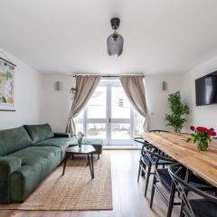 Arte Stays- 3-Bedrooms 2-Bathrooms Garden Spacious House London, Stratford, Free Parking, 6 min walk Elizabeth Line, Weekly or Monthly stays, Serviced accommodation - 7 guests