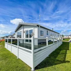 Stunning 6 Berth Lodge With Partial Sea Views In Suffolk Ref 68007Cr