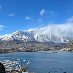 Stunning Lakeview Holiday House Queenstown