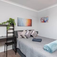 Cozy Double Room - Central Spot - Shared Bathroom