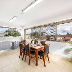 Spacious Central located Family House at Sunnybank