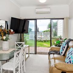 Homely Beachfront Apartment with Direct Beach Access - The Coachhouse