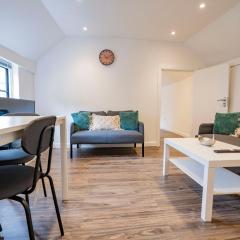 Ideal Uxbridge Hub, 3 Bed Flat Next to the Station