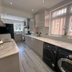 Luxurious House in Luton with free parking