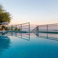 Apartments with pool Maraska