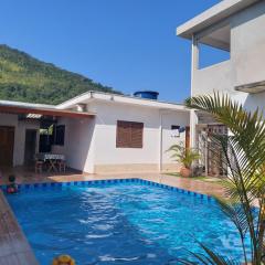 Casa com piscina próximo a Maranduba