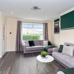 3-Bed Edinburgh Abode - Parking and Garden