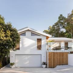 Blackbutt House - Luxe Retreat With Pool and Sauna