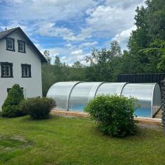 Traditionelles Haus, umgeben von Wäldern in Ralsko