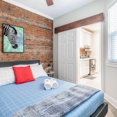 Upscale 2BR Condo with Netflix - Prime Location