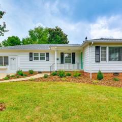 Dogwood Cottage with Fireplace 1 Mi to University