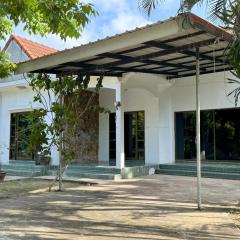 2-bed house near beach w/ aircon