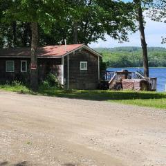 Picturesque lake-front cottage close to amenities