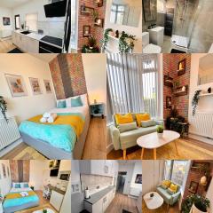 R1 - Newly Renovated Private Room with its own kitchenette in shared house by QE Hospital