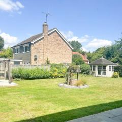 Luxe 5 bed house in Guildford. Morden amenities