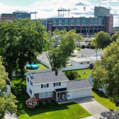 Curly's Quarters (4 Bedroom Home) w/ Lambeau view