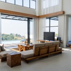 Beverly Hill Mountain City View Villa 8 bedrooms with a private heated swimming pool and a movie room