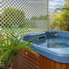 Rosies Family Spa Retreat - 300m to the sandy shores of Caves Beach