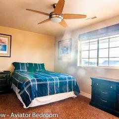 Tacit Shadow Resort Aviator Queen Suite, Gym, Coffee Bar, Hot-Tub, Free Laundry, Food Available