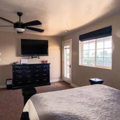 Tacit Shadow Resort Escape Dual Suite, Gym, Coffee Bar, Hot-Tub, Free Laundry, Food Available
